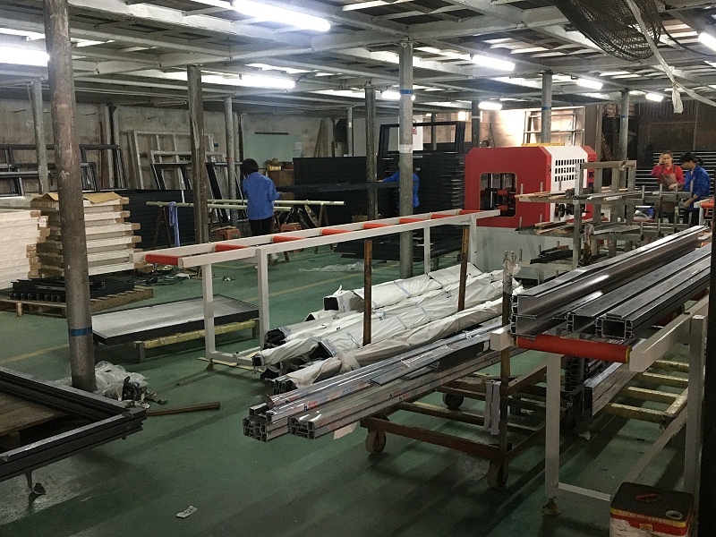 什么？你家的鋁合金門窗只要300元/平？年輕人，耗子喂汁！